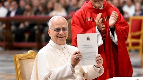Foto di Papa Francesco che firma la Lettera Apostolica