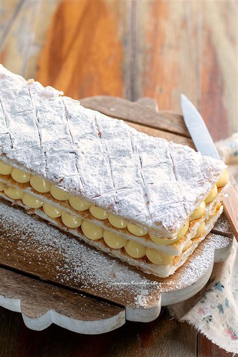 Fasi di assemblaggio della torta millefoglie con sac à poche
