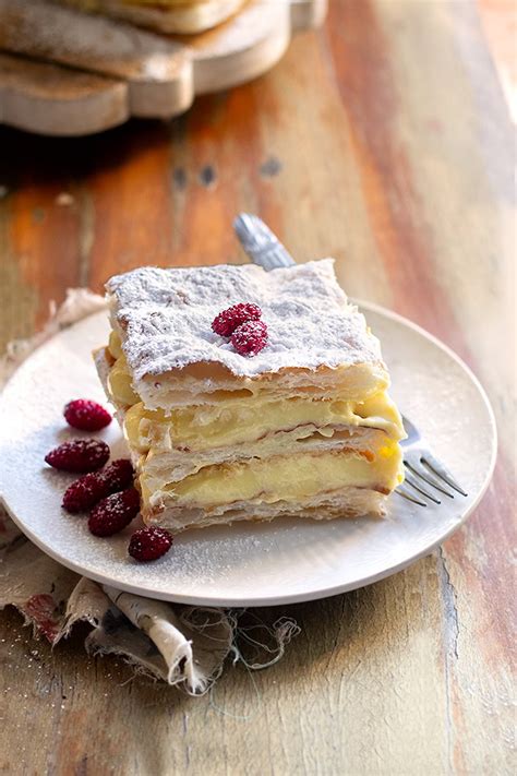 Vetrina di diverse varianti di torta millefoglie