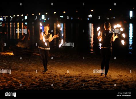 Giocolieri con il fuoco che si esibiscono in piazza, creando un'atmosfera magica.