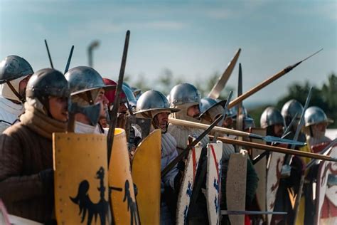 Rappresentazione del corteo storico con Torquemada, armigeri e la strega in gabbia.