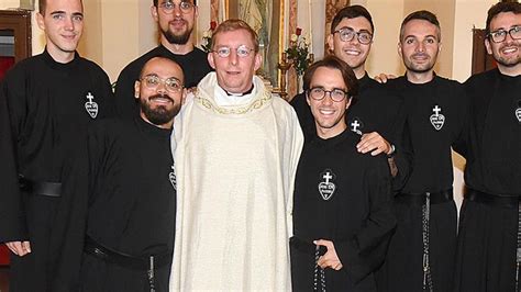 Sacerdote con fedeli in una chiesa di Beirut, tra cui migranti e rifugiati