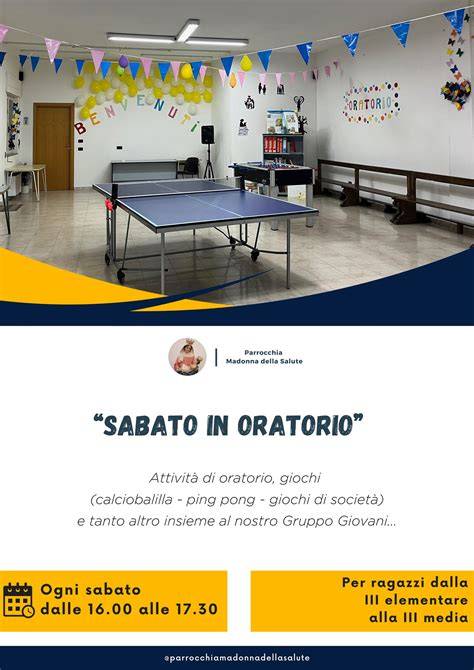 Giovani in un oratorio che partecipano a giochi e attività
