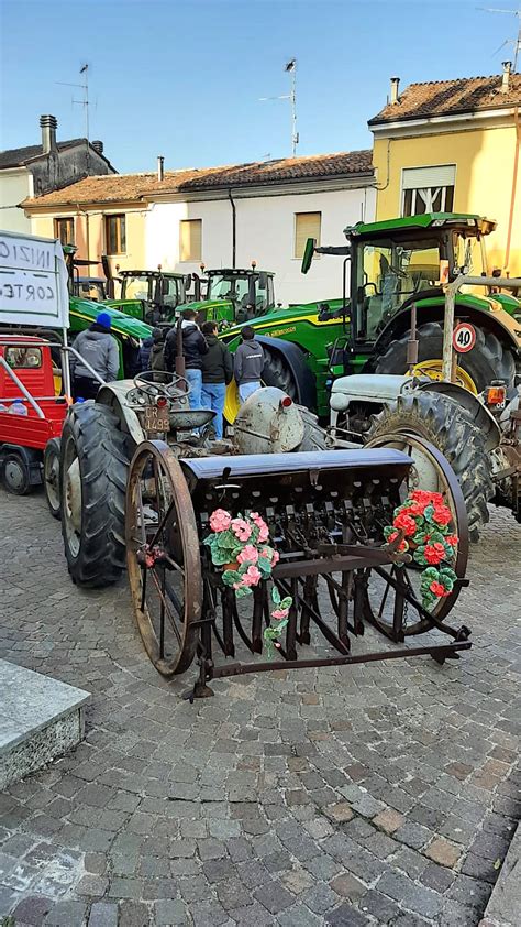 Immagine di mezzi agricoli moderni benedetti, con agricoltori presenti