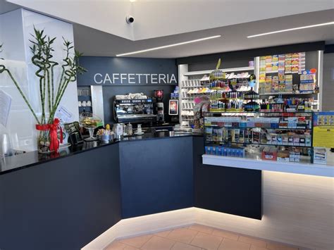 Foto interna ed esterna di un bar tabaccheria moderno e accogliente con clienti che fanno colazione