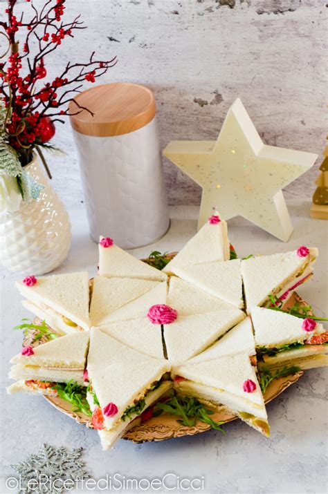 Foto di un assortimento di tramezzini freschi e un piatto di pasta tipico della cucina romana