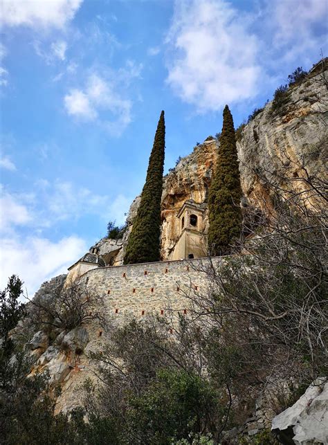 Foto panoramica del Santuario di Santa Lucia incastonato nella parete rocciosa a strapiombo