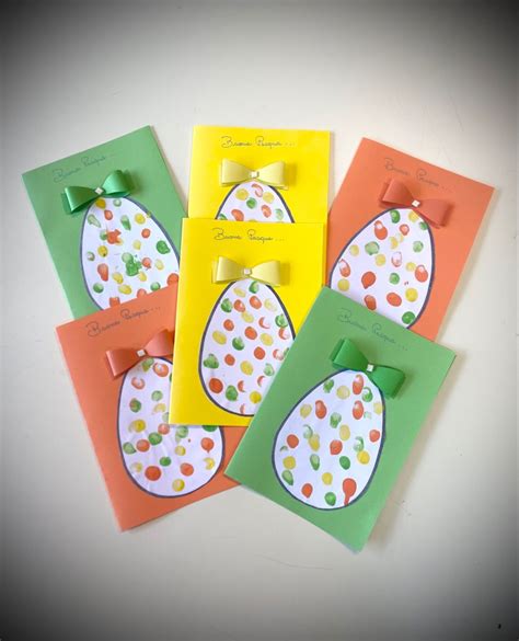 Immagine di vari materiali per la creazione di biglietti pasquali fatti a mano, inclusi cartoncini e carte decorative
