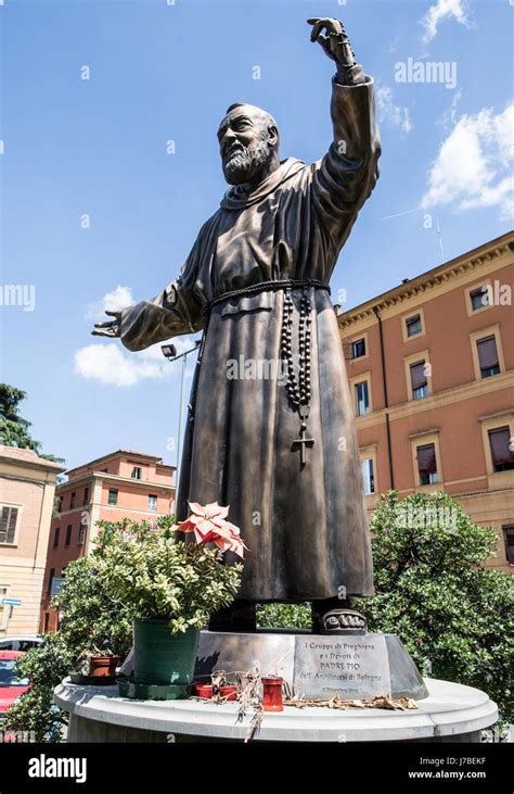 statua di Padre Pio in bronzo collocata all'ospedale Villa Albani di Anzio
