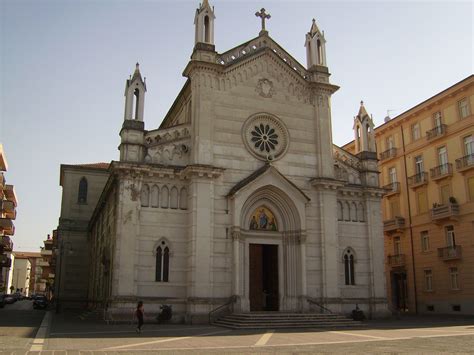 Architettura moderna chiesa del Rosario Avellino, con dettagli in cemento a faccia vista