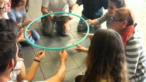 ragazzi che partecipano a giochi di gruppo in un oratorio