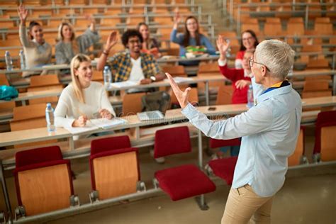 Foto di un gruppo di persone che ascoltano una lezione in un'aula capitolare