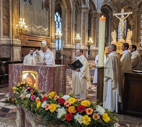 Foto di un altare in una chiesa benedettina con luce soffusa, simbolizzando una cerimonia religiosa
