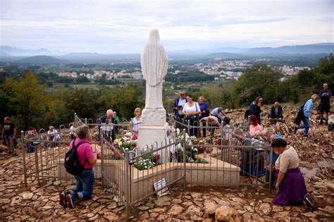 Vista panoramica del Santuario di Medjugorje con i fedeli in preghiera