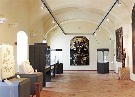 Interno del Museo Diocesano di Nardò con opere esposte