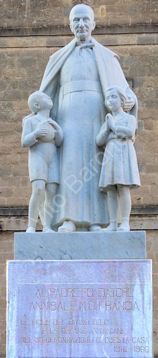 Foto del monumento al Padre Annibale Maria Di Francia che indica la struttura ai bambini