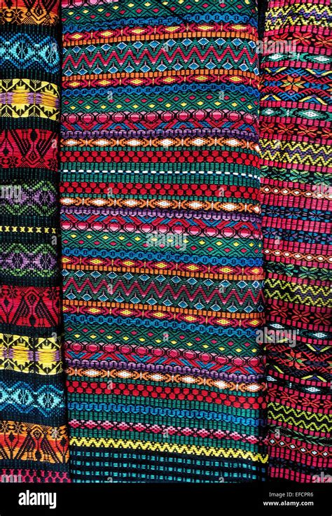 Dettagli di tessuti Maya con motivi geometrici e floreali