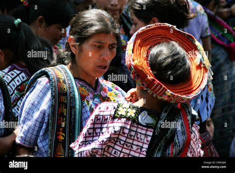 Uomo Maya con copricapo elaborato e donna Maya con huipil ricamato