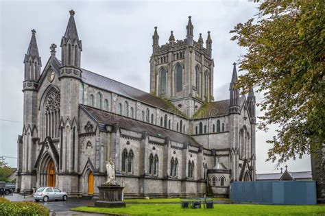 Veduta panoramica esterna della Cattedrale di Santa Maria a Kilkenny con la sua caratteristica guglia.