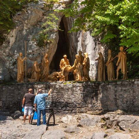 pellegrini che accendono candele a Lourdes