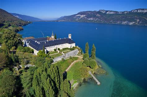 Abbazia di Hautecombe affacciata su un lago