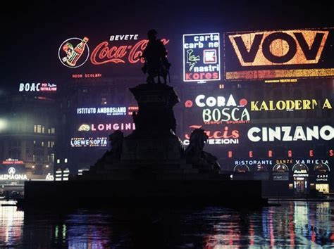Foto d'epoca di Palazzo Carminati con le insegne luminose