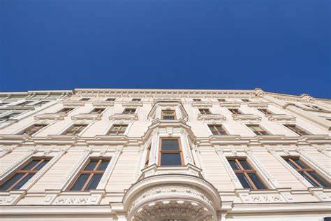 Foto di una facciata tipica di un palazzo storico italiano in un centro storico