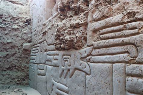 Ricostruzione artistica di un murale policromo tridimensionale pre-incaico