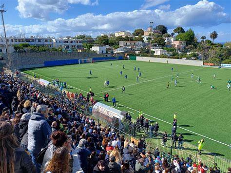Foto panoramica dello stadio di Bata gremito di fedeli durante l'incontro con il Papa