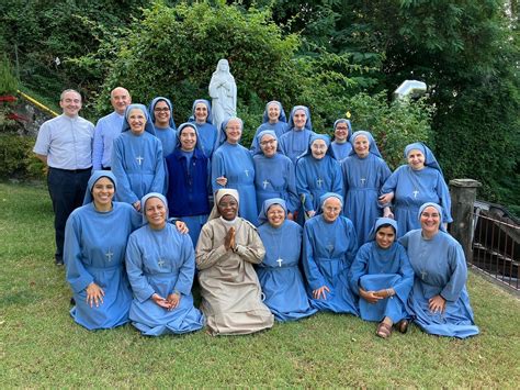 Foto storica delle suore Orsoline e delle alunne dell'Istituto Sacro Cuore di Collecchio