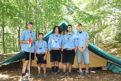 Illustrazione di una squadriglia scout in attività all'aperto