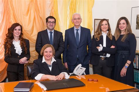Ritratto professionale dell'Avvocato Maria Rosaria Battaglino, con un'espressione seria e professionale, in uno studio legale moderno.