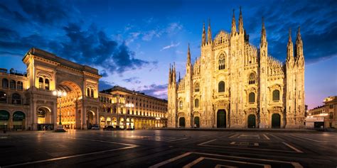 Foto esterna del Duomo di Milano in tutta la sua maestosità