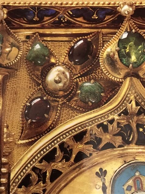 Dettaglio della Pala d'oro con le sue gemme e smalti