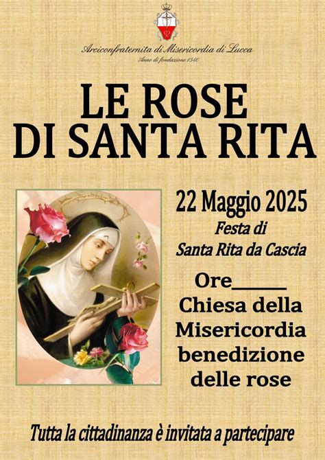 Foto di un volontario che distribuisce le rose di Santa Rita in una piazza affollata