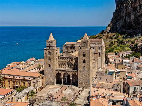 Veduta panoramica della facciata della Cattedrale di Cefalù con le sue torri normanne