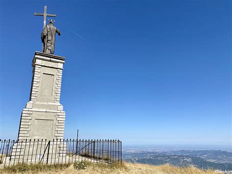 Statua del Cristo Redentore sulla vetta del Monte Giarolo, illuminata al tramonto