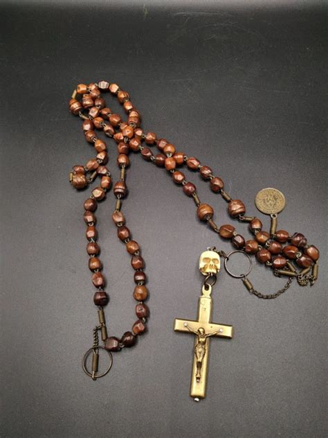 Immagine di un rosario antico con reliquiario