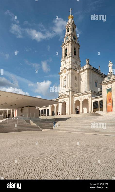 Veduta d'insieme del Santuario di Nostra Signora di Fatima, luogo di convergenza per i fedeli di tutto il mondo.