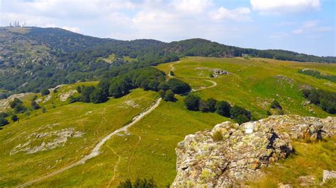 Veduta aerea della fascia costiera del Parco del Beigua con il mare
