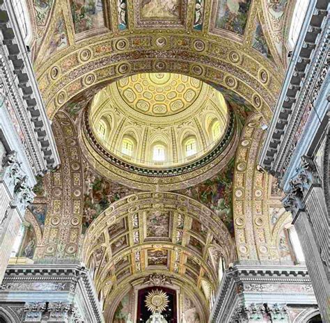 Foto degli interni della chiesa, dettagli del barocco napoletano e del masso lavico inglobato