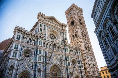 Facciata incompiuta del Duomo di Firenze, con le porte bronzee e le lunette a mosaico.