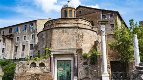 Vista esterna della Parrocchia Santi Cosma e Damiano a Copertino, con la sua caratteristica facciata concava