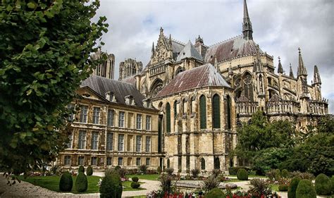 Veduta esterna della Cattedrale di Arundel in stile gotico francese