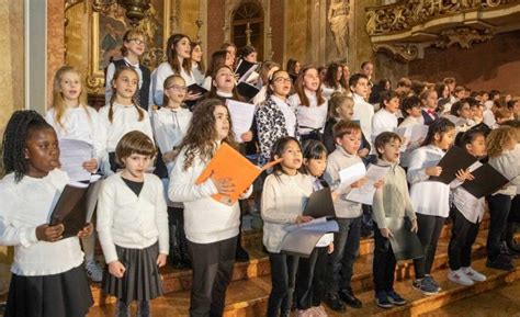 Coro di bambini che canta in chiesa con gioia
