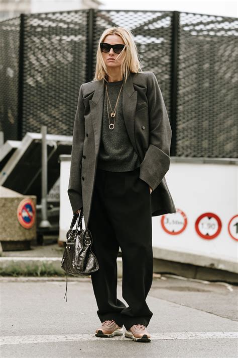 Bambini ospiti con abiti eleganti ma comodi