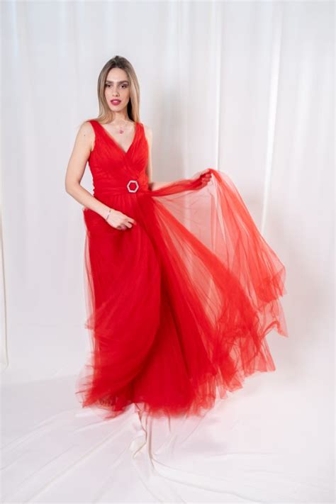 Bambina che prova un abito da cerimonia con gioia