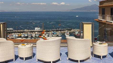 terrazza solarium con vista mare dell'Hotel Scacciapensieri