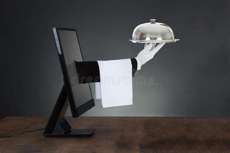 dipinto raffigurante una mano che esce da una nuvola