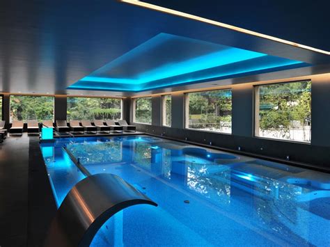 Foto interna del centro benessere con piscina o area relax